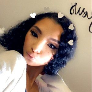 Meet your Posher, Alexis